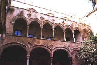 Palazzo Ajutamicristo Patio Interno