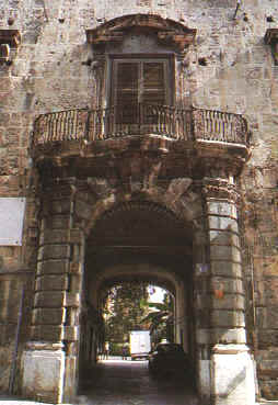 Palazzo Ajutamicristo Esterno